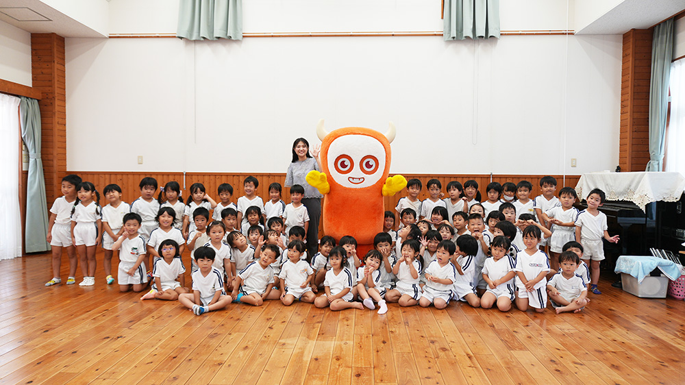 画像：園児たちとアナウンサーの集合写真