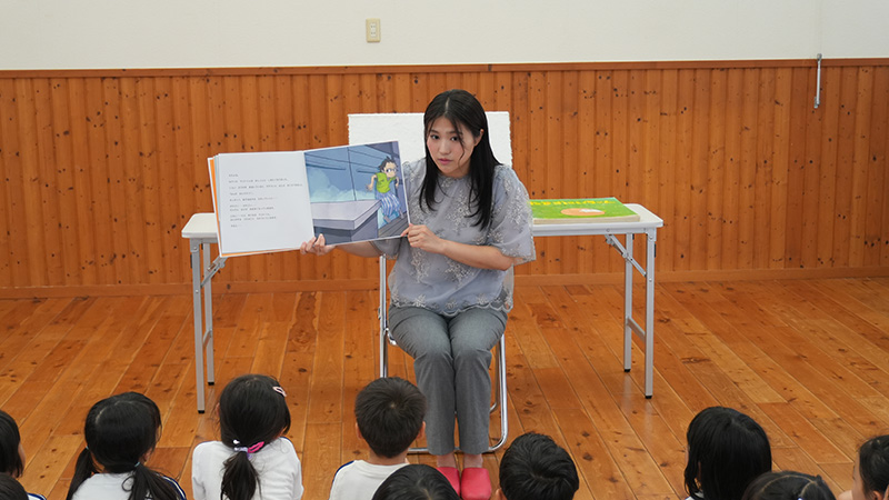 画像：読み聞かせの様子