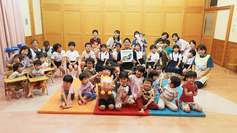 画像：園児たちとアナウンサーの集合写真