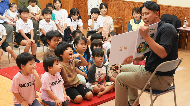 画像：読み聞かせの様子