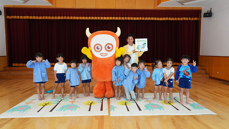 画像：園児たちとアナウンサーの集合写真