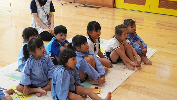 画像：読み聞かせの様子