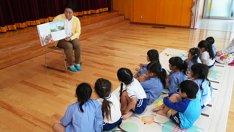 画像：読み聞かせの様子