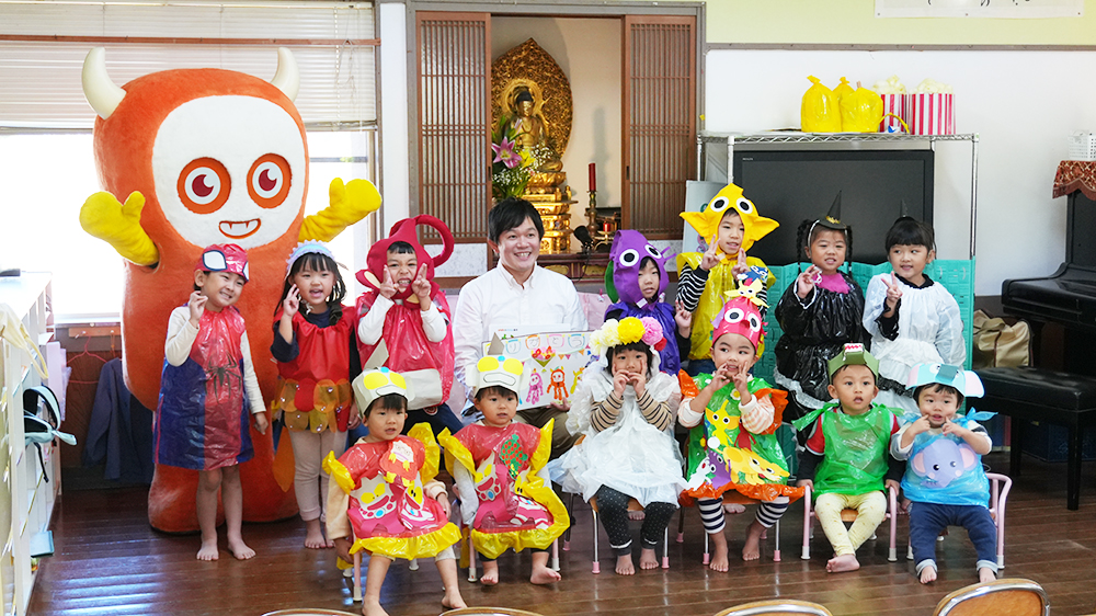 画像：園児たちとアナウンサーの集合写真