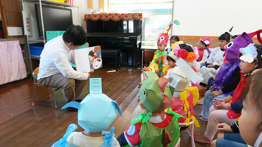 画像：読み聞かせの様子