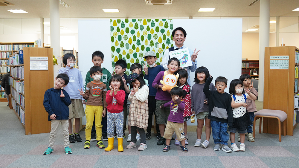 画像：園児たちとアナウンサーの集合写真