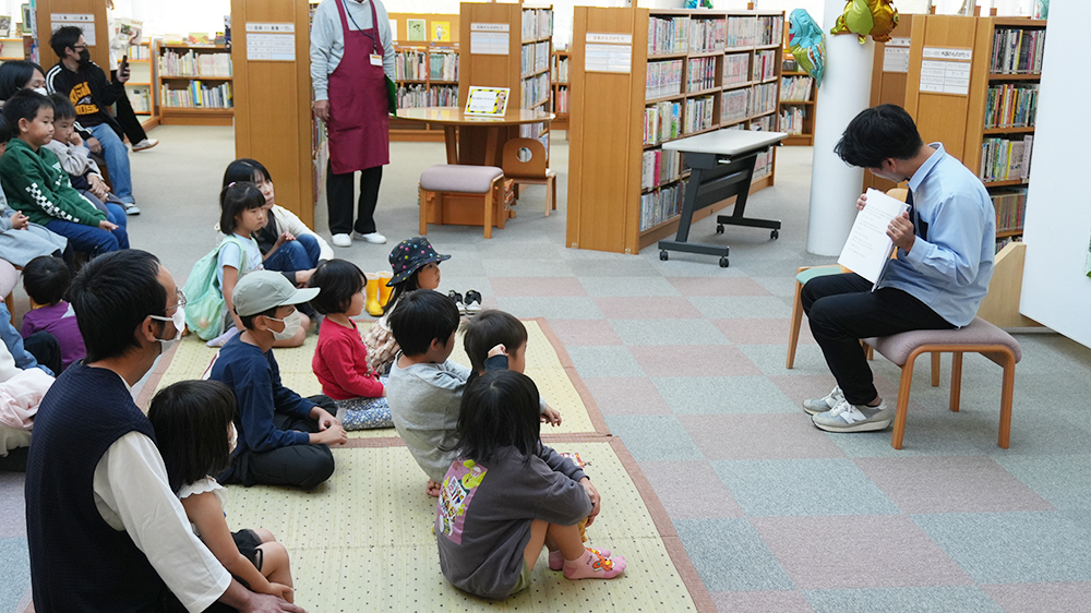 画像：読み聞かせの様子