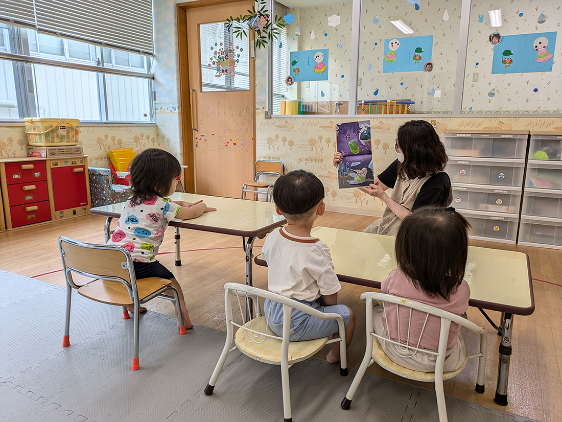 画像：読み聞かせを聞く園児