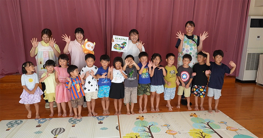 画像：園児たちとアナウンサーの集合写真