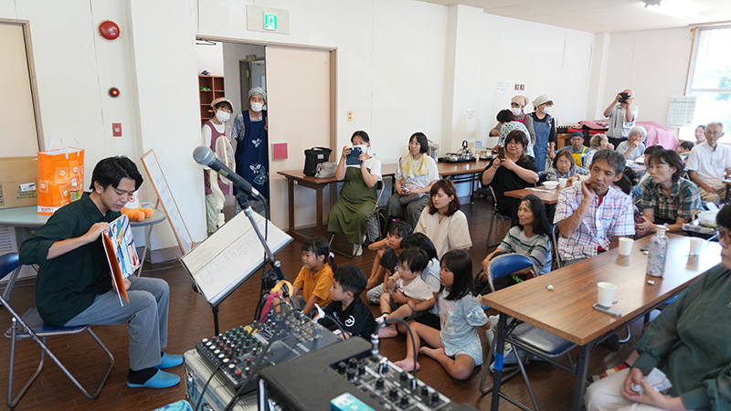画像：読み聞かせの様子