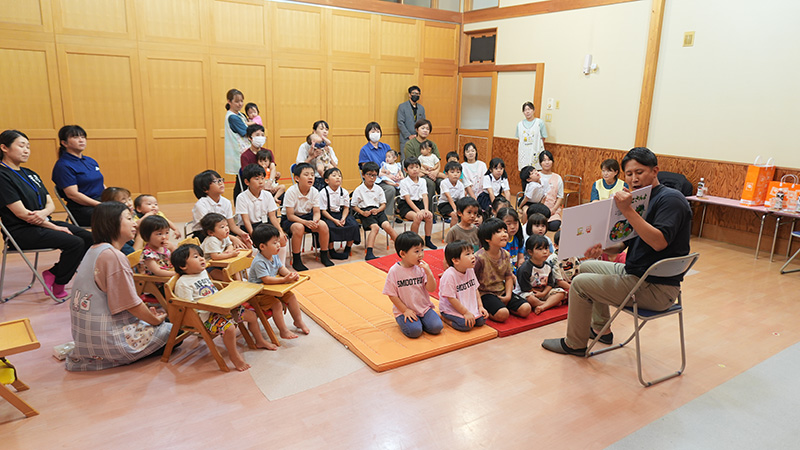 画像：読み聞かせの様子