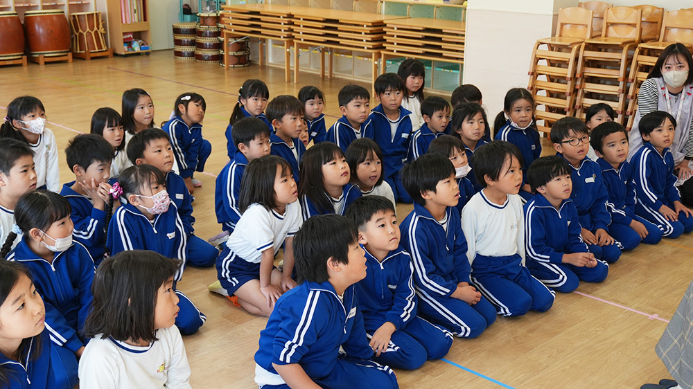 画像：読み聞かせの様子