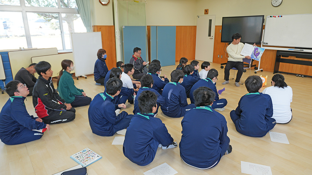 画像：読み聞かせの様子