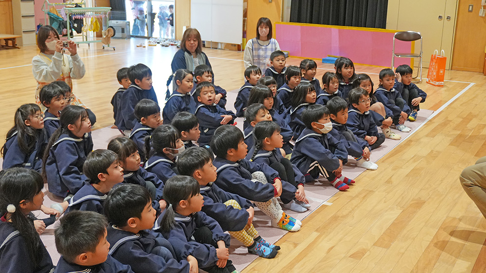 画像：読み聞かせの様子