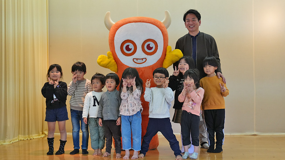 画像：園児たちとアナウンサーの集合写真