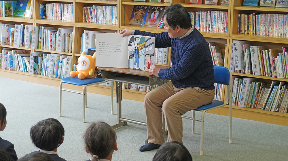 画像：読み聞かせの様子