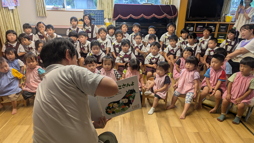 画像：読み聞かせの様子