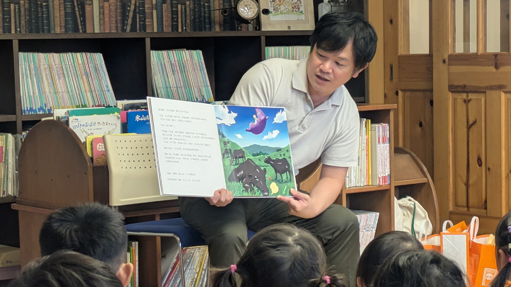 画像：園児とアナウンサーの様子