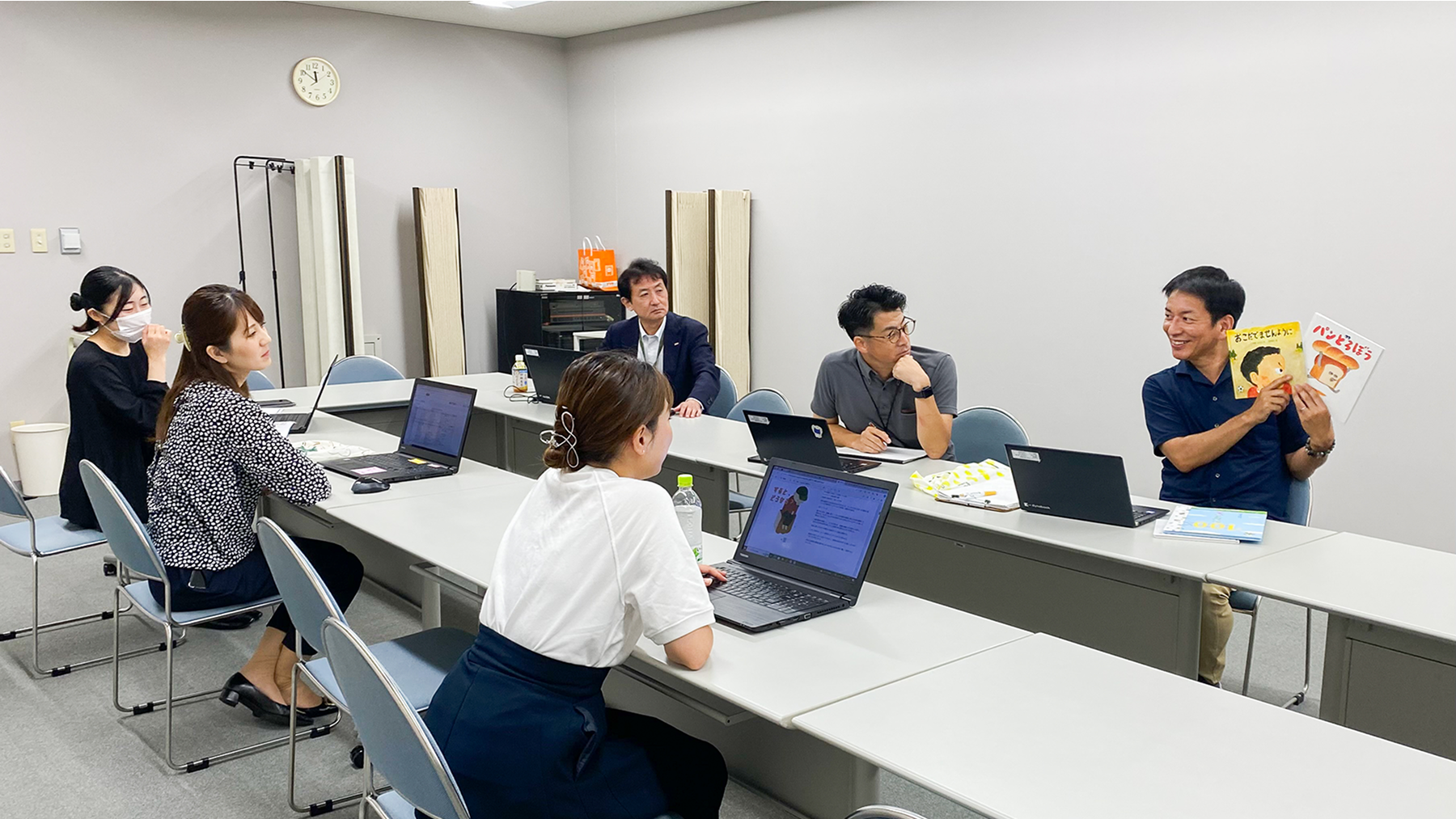 画像:会議室で話し合うyab社員