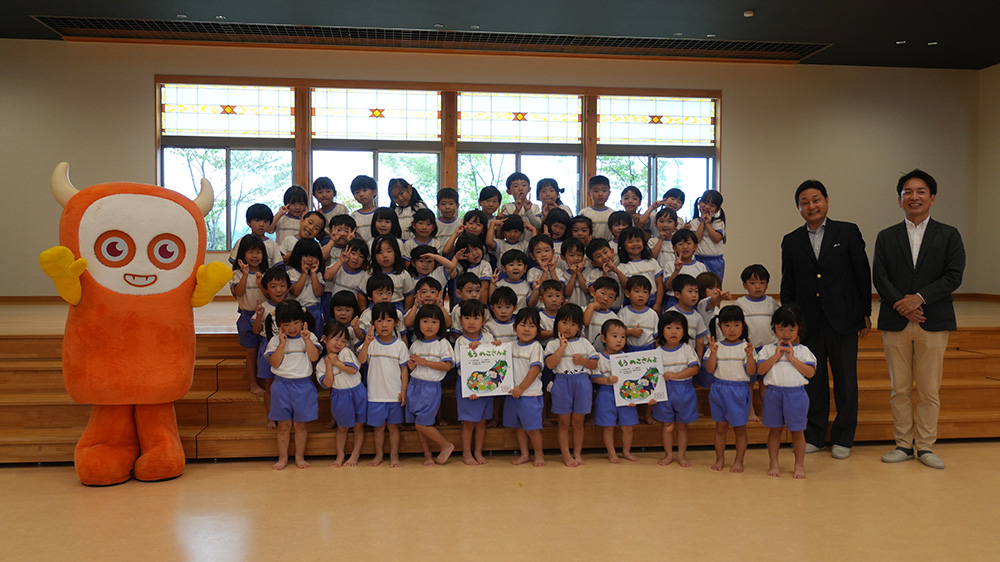 画像：園児たちとの集合写真
