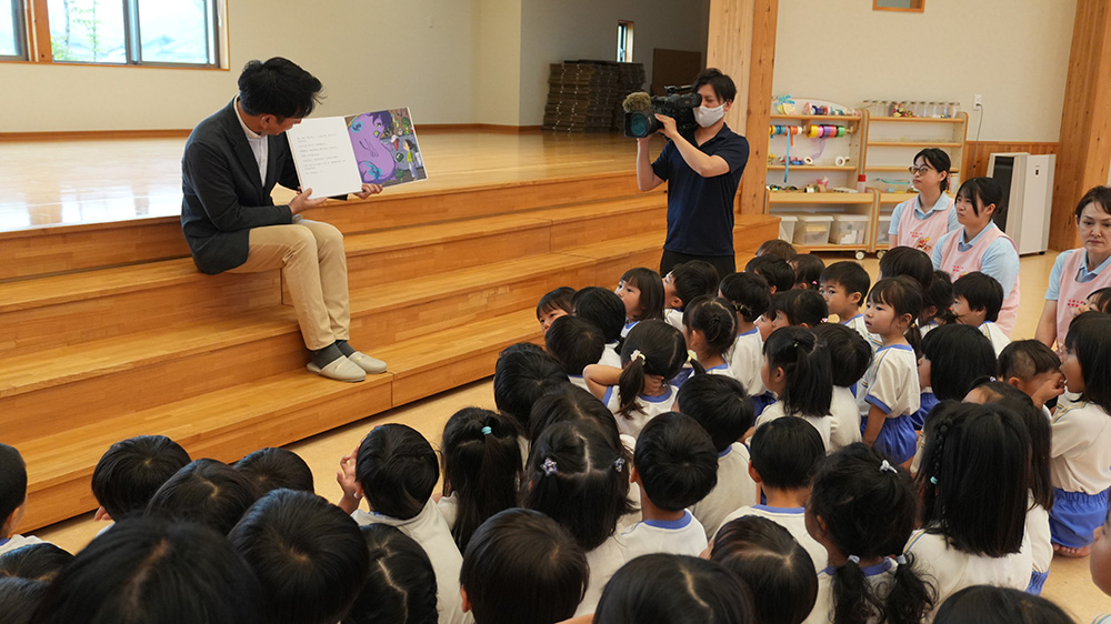 画像：アナウンサーによる読み聞かせの様子