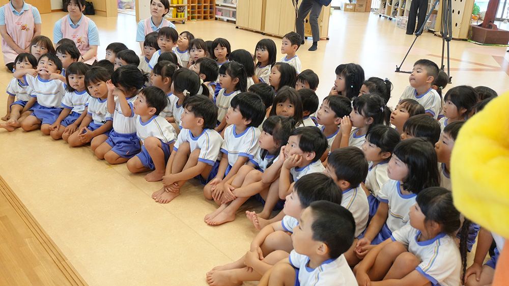 画像：聞いている園児たち