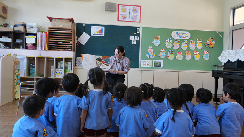 画像：読み聞かせの様子