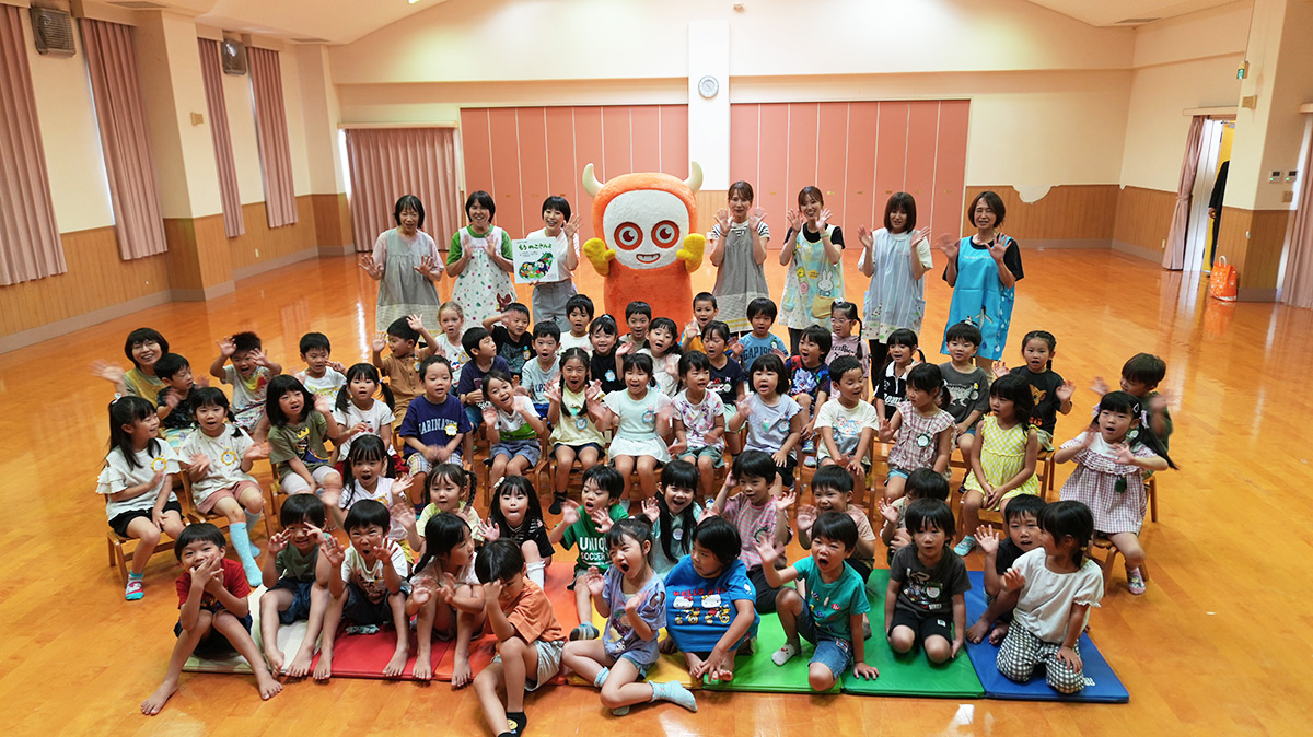 画像：園児たちとアナウンサーの集合写真