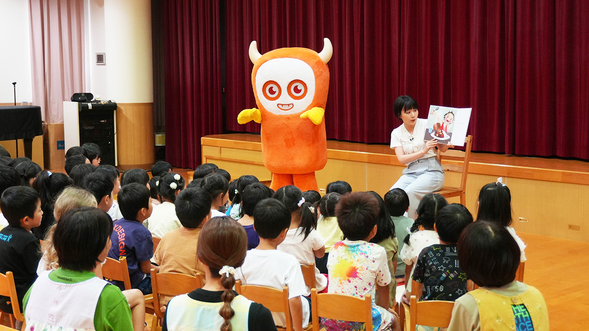 画像：読み聞かせの様子