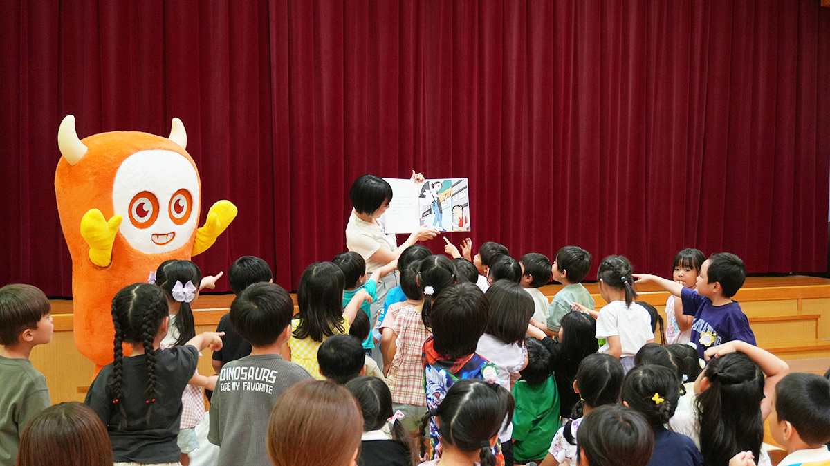 画像：読み聞かせの様子