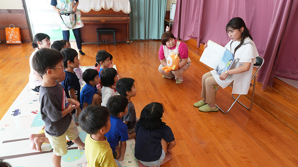 画像：読み聞かせの様子