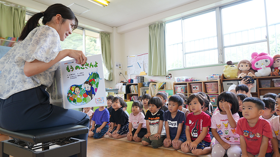 画像：読み聞かせの様子