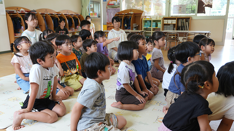 画像：読み聞かせの様子