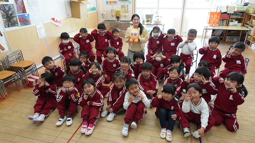 画像：園児たちとアナウンサーの集合写真