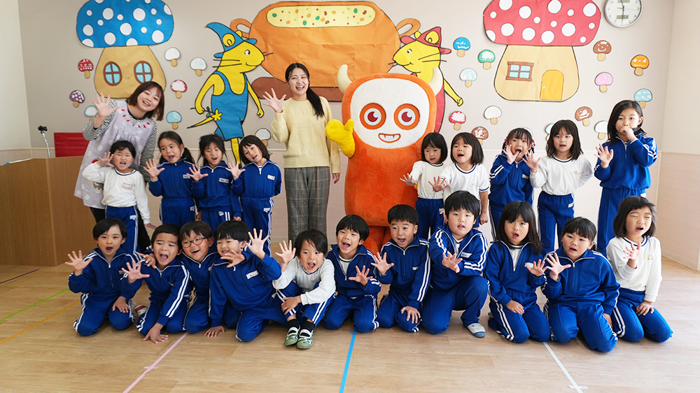 画像：園児たちとアナウンサーの集合写真