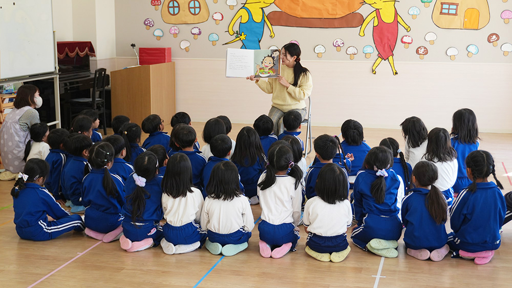 画像：読み聞かせの様子