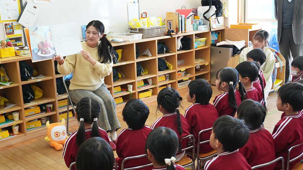 画像：読み聞かせの様子