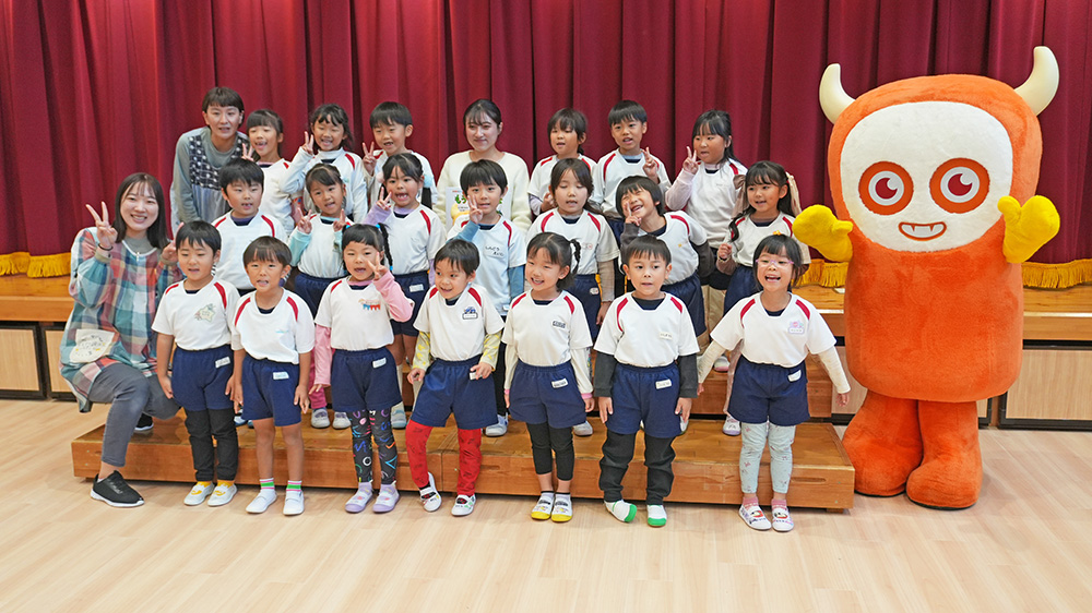 画像：園児たちとアナウンサーの集合写真
