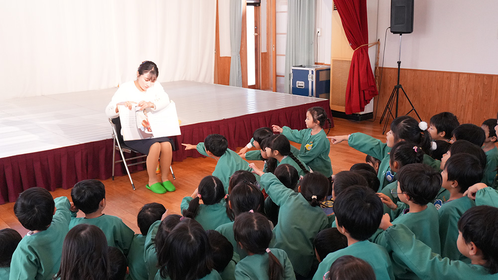 画像：読み聞かせの様子