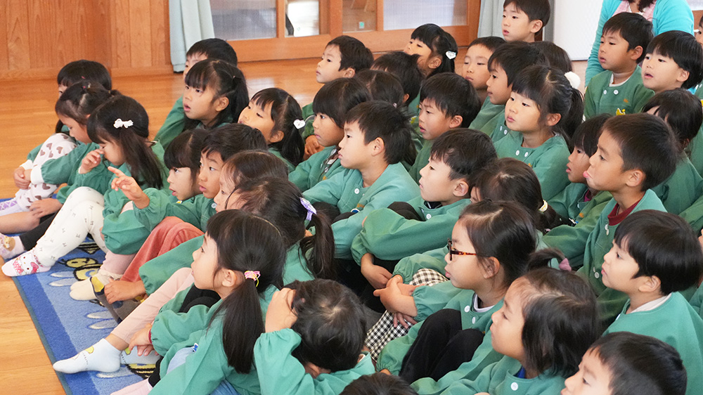 画像：読み聞かせの様子