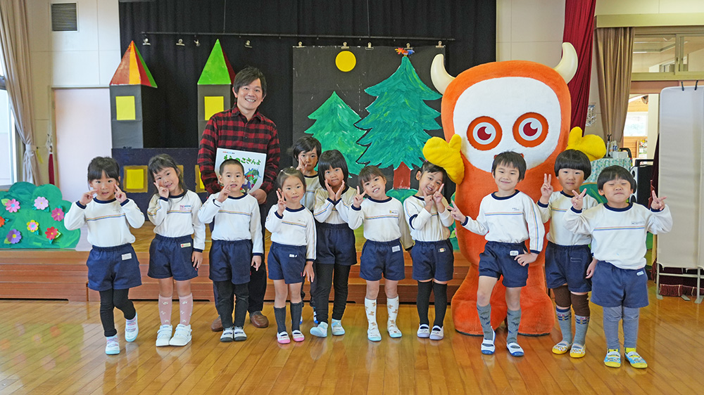 画像：園児たちとアナウンサーの集合写真