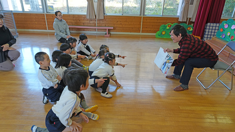 画像：読み聞かせの様子