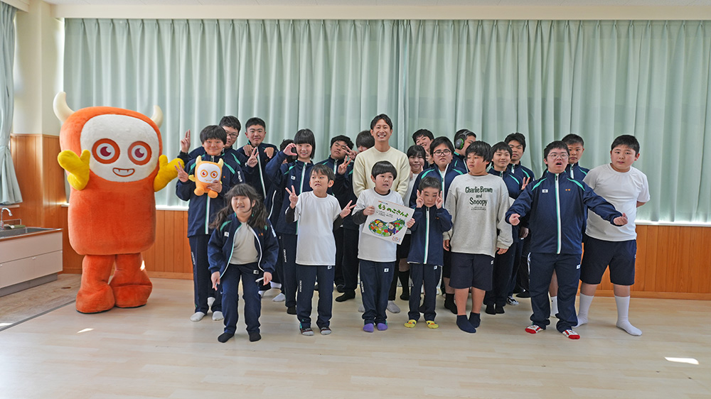 画像：園児たちとアナウンサーの集合写真