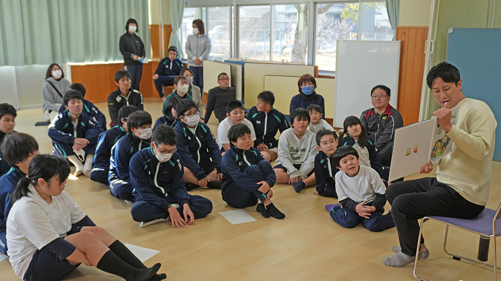 画像：読み聞かせの様子