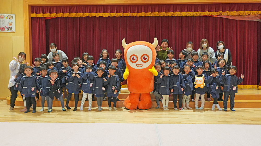 画像：園児たちとアナウンサーの集合写真