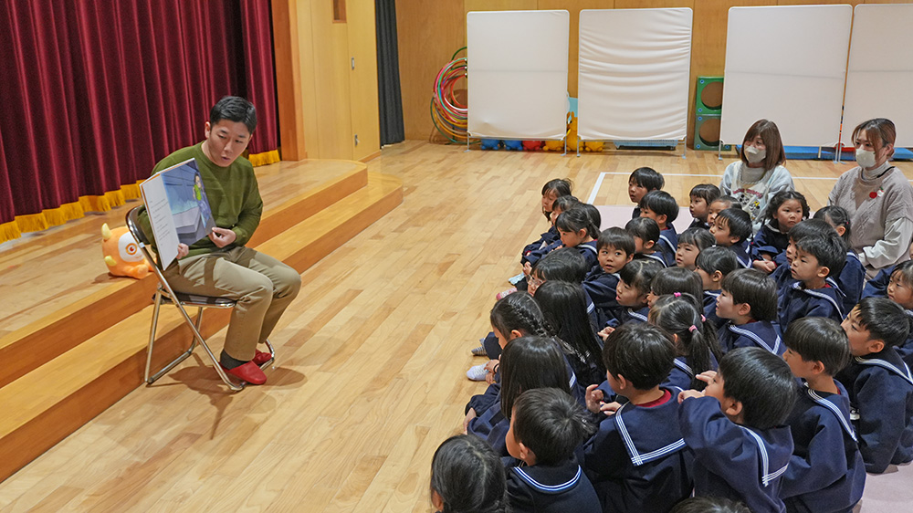 画像：読み聞かせの様子