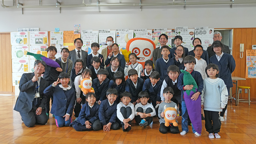 画像：園児たちとアナウンサーの集合写真