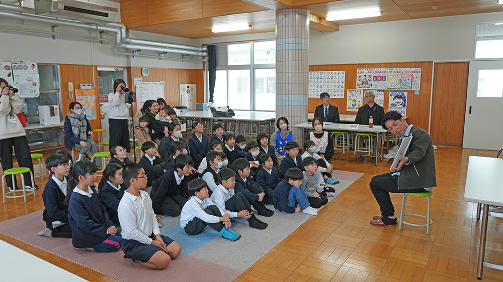 画像：読み聞かせの様子