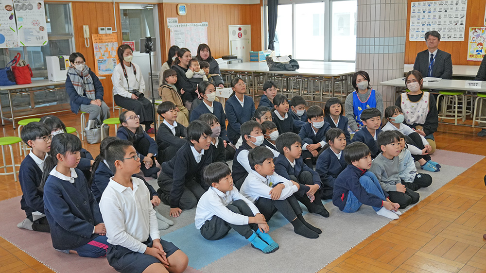 画像：読み聞かせの様子