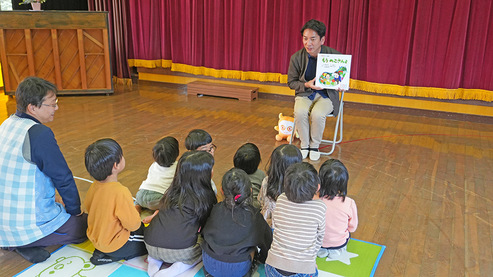 画像：読み聞かせの様子